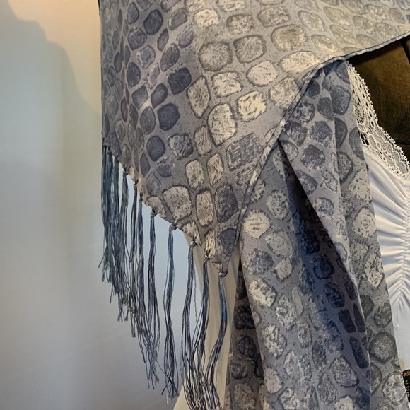 Francesca 💯 silk scarf in blueish grey hues in tiles with sexy fringe Italy made - Picture 10 of 13